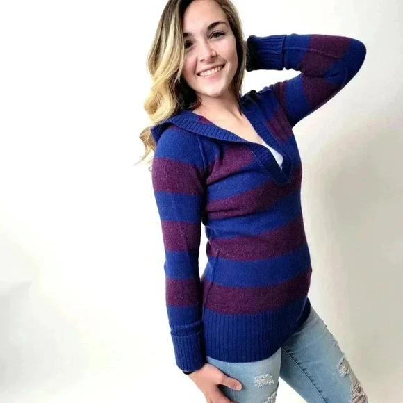 Wrangler Sweaters - Vintage Wrangler Lambswool V-neck Hooded Sweater - S